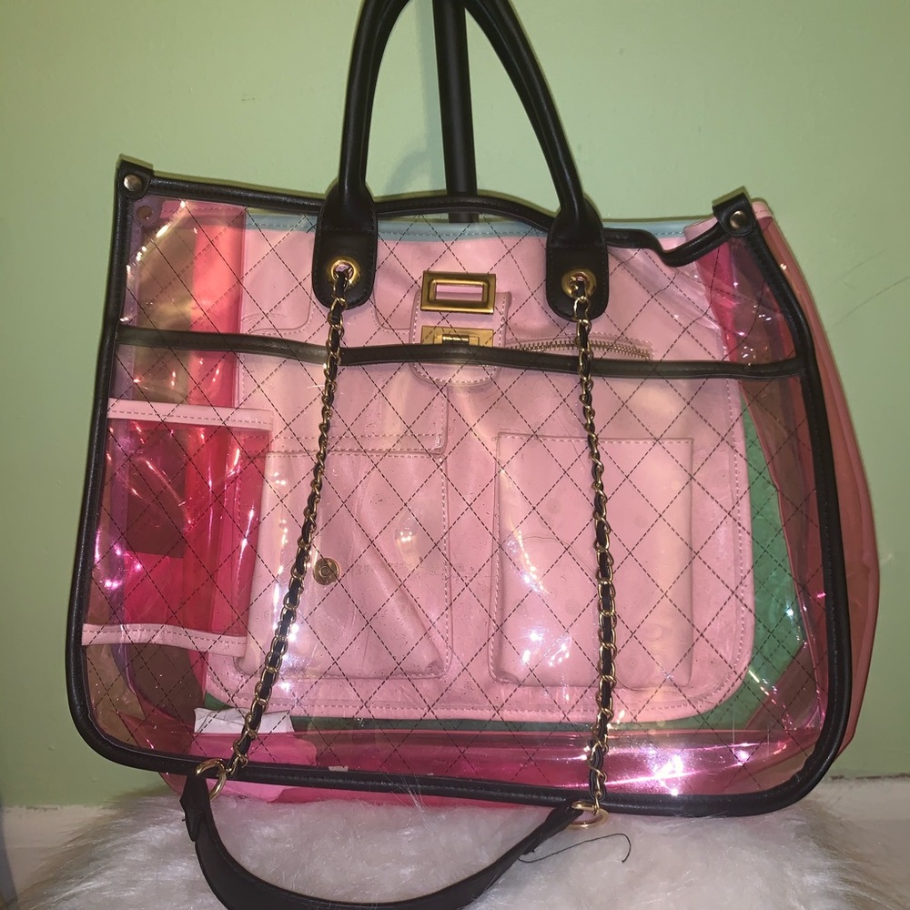 Cute tote bag . Good for the beach/pool.